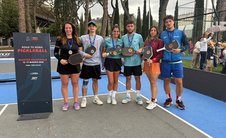 Foto di gruppo della premiazione del torneo "Road to Roma" di doppio misto